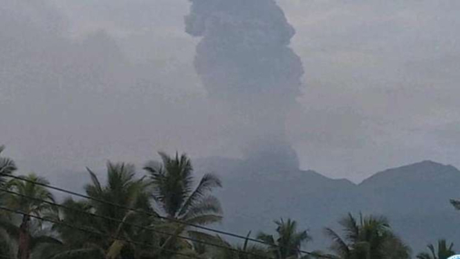 Embusan abu vulkanik setinggi 1,2 kilometer yang keluar akibat aktivitas erupsi Gunung Dukono di Maluku Utara, Kamis, 16 Mei 2024.