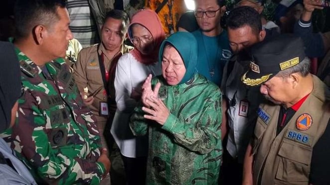 Minister of Social Affairs Tri Rismaharini visited the site of floods and lava flows in Agam Regency, West Sumatra on Wednesday evening, May 15, 2024.