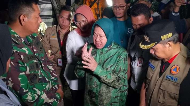 Menteri Sosial Tri Rismaharini mengunjungi lokasi banjir bandang dan lahar hujan di Kabupaten Agam, Sumatra Barat, pada Rabu malam, 15 Mei 2024.