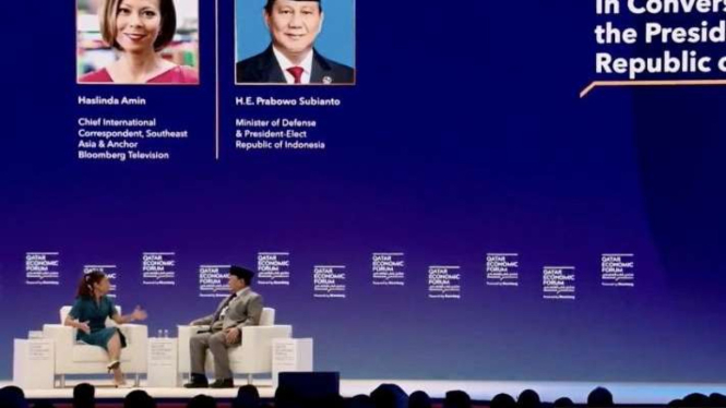 Tangkapan layar - Presiden terpilih Prabowo Subianto (kanan) berbicara dalam sesi bincang-bincang khusus Qatar Economic Forum di Doha, Qatar, Rabu, 15 Mei 2024, sebagaimana disiarkan langsung oleh kanal YouTube Bloomberg TV.