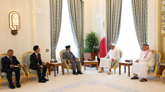 Presiden dan Wakil Presiden RI terpilih periode 2024-2029, Prabowo Subianto-Gibran Rakabuming Raka menemui pemimpin negara Qatar atau Emir Qatar, Sheikh Tamim bin Hamad Al Thani, di Istana Amiri Diwan, Doha, Qatar (sumber: Tim Media Prabowo)