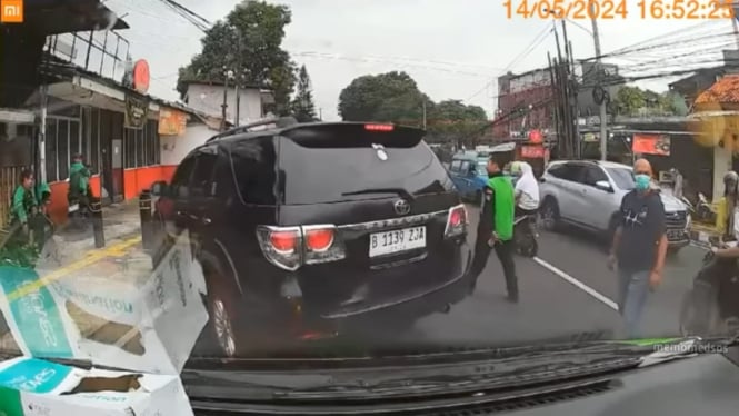 Viral Fortuner potong ambulans di Depok