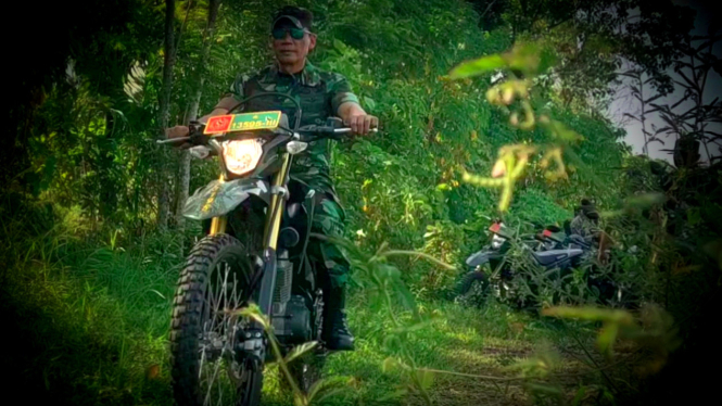 VIVA Militer: Mayjen TNI M Fadjar kendarai trail tembus hutan Purwakarta.