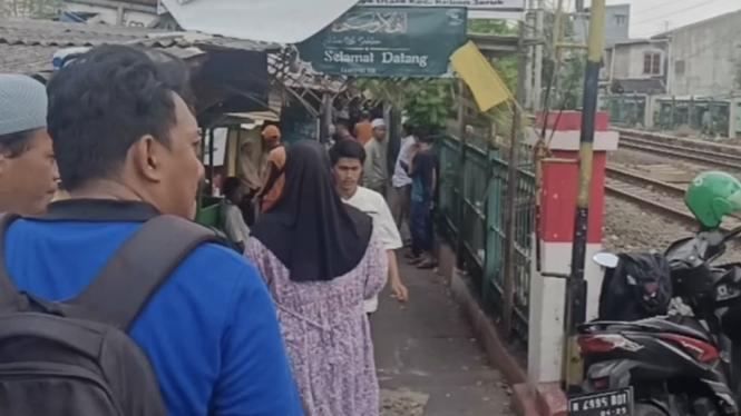 Seorang pria yang merupakan imam mushala berinisial MS (71) di Kedoya Utara, Kebon Jeruk, Jakarta Barat, tewas ditikam orang tidak dikenal pada Kamis 16 Mei 2024 dini hari.