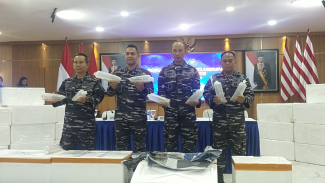 A Marinha da Indonésia deteve com sucesso um sindicato de contrabando de ovos de lagosta no valor de 46 mil milhões de dólares que se dirigia para o Vietname.
