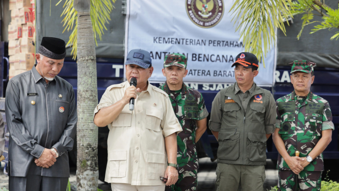 Menteri Pertahanan (Menhan) Prabowo Subianto meninjau korban banjir lahar dingin Sumatera Barat (Sumbar), Kamis, 16 Mei 2024 (sumber: Tim Media Prabowo)