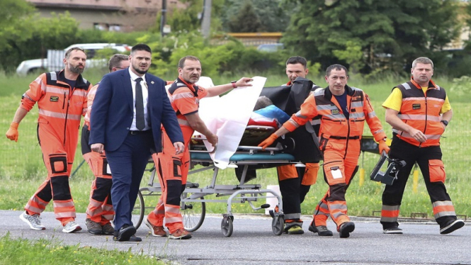 Tim Rescue mengavakuasi PM Slovakia Robert Fico yang jadi korban penembakan
