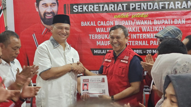 Wakapolda Aceh menerima kartu tanda anggota dari Partai Aceh. VIVA/Dani Randi