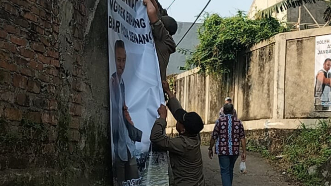 Pencopotan spanduk Supian Suri di acara Ngubek Empang