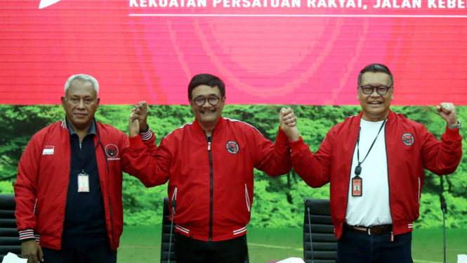 Ketua DPP PDIP, Djarot Saiful Hidayat (tengah), konferensi pers di DPP PDIP, Jakarta Pusat