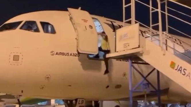 Viral petugas bandara jatuh dari pesawat.