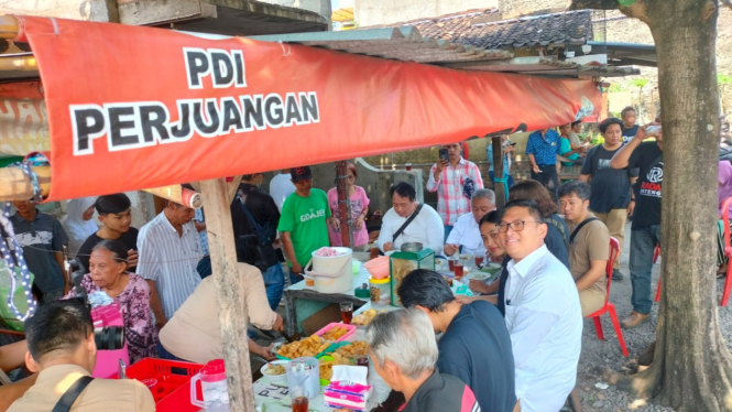 Ketua DPD Gerindra Jawa Tengah Sudaryono makan di warung berspanduk PDIP