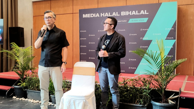 Borbaja Pantja, CEO Alpha (Kiri) e Putuo Yuda, Diretor de Marketing Alpha (Kanan) 