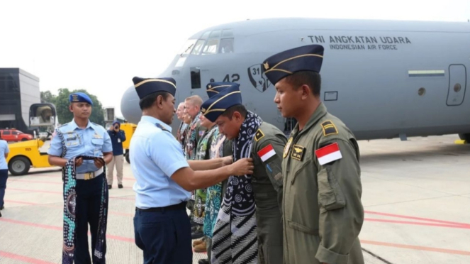 VIVA Militer: Wakasau Marsdya TNI Andyawan sambut kedatangan pilot dan crew