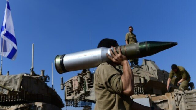 VIVA Militer: Tentara Israel membawa amunisi tank