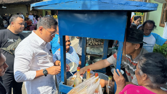 Sudaryono saat ikut antre bakso di sela blusukan di Kelurahan Danukusuman, Solo, Kamis, 16 Mei 2024