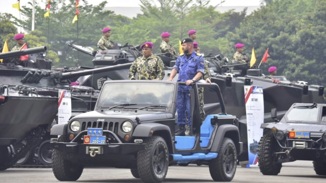 VIVA Militer:Dankormar dan Kasal Belanda meninjau alutsista Korps Marinir TNI AL