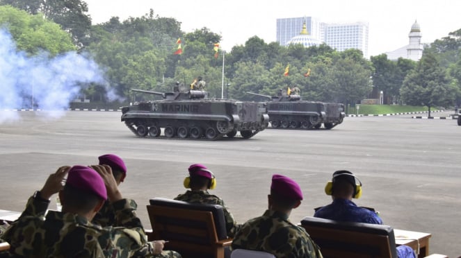 VIVA Militar: Chefe do Estado-Maior holandês observa exibição de equipamentos de defesa do Corpo de Fuzileiros Navais