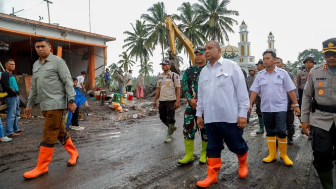 Wakil Menteri Ketenagakerjaan Afriansyah Noor meninjau lokasi bencana