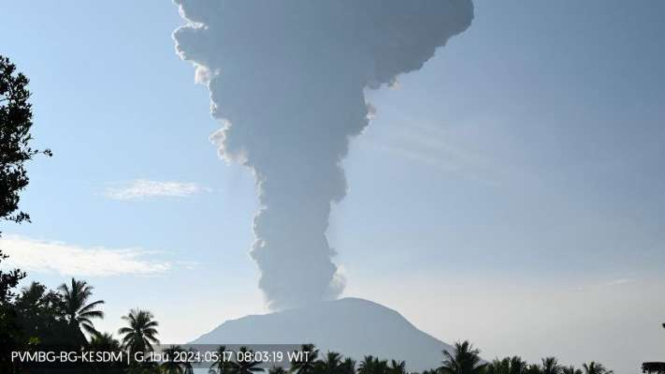 Kolom abu vulkanik membumbung akibat peristiwa erupsi yang terjadi di Gunung Ibu, Pulau Halmahera, Maluku Utara, Jumat, 17 Mei 2024.