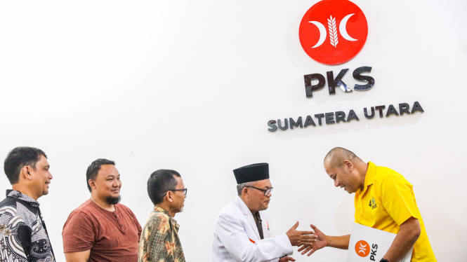 Sekretaris DPD Golkar Sumut, Ilhamsyah saat menyerahkan formulir pendaftaran Ijeck ke DPW PKS Sumut.