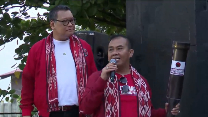 Ketua DPP PDIP Sukur H Nababan Menyulut Obor Api Abadi Mrapen (Foto: Youtube PDIP)