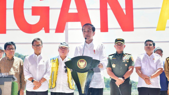 Presiden Jokowi saat meresmikan Bendungan Ameroro di Kabupaten Konawe, Sulawesi Tenggara