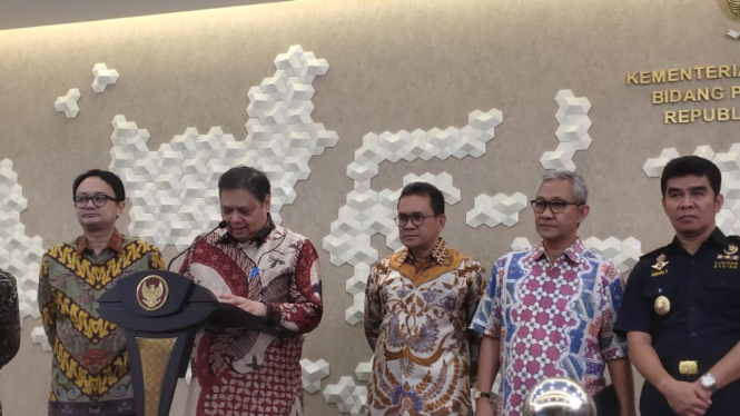 Menko Pereknomian Airlangga Hartarto saat konferensi Pers terkait Pengaturan Kembali Kebijakan Lartas Barang Impor