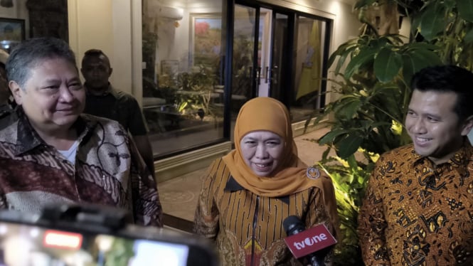 Ketua Umum Partai Golkar, Airlangga Hartarto (kiri), Khofifah Indar Parawansa (tengah), dan Emil Dardak (kanan) di kediaman Airlangga di kawasan Widya Chandra, Jakarta Selatan, Jumat, 17 Mei 2024