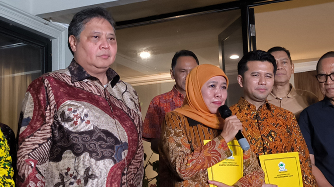 Ketua Umum Partai Golkar Airlangga Hartarto (kiri), Khofifah Indar Parawansa (tengah) dan Emil Dardak (kanan) di Widya Chandra, Jakarta Selatan, Jumat, 17 Mei 2024
