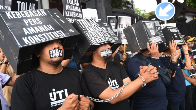 Aksi teatrikal pembungkaman pers saat tolak RUU Penyiaran di Kota Malang