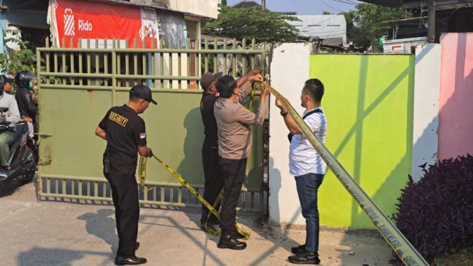 Polisi memasang garis polisi di lokasi penemuan remaja dengan luka sayatan di Tangerang