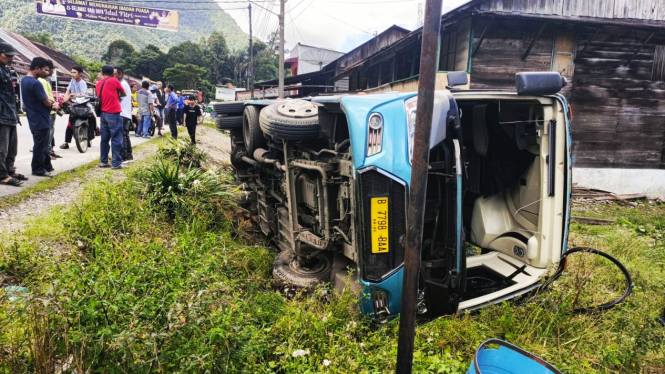 Bus pariwisata tabrak 4 pejalan kaki di Kabupaten Toba.(dok Polres Toba)