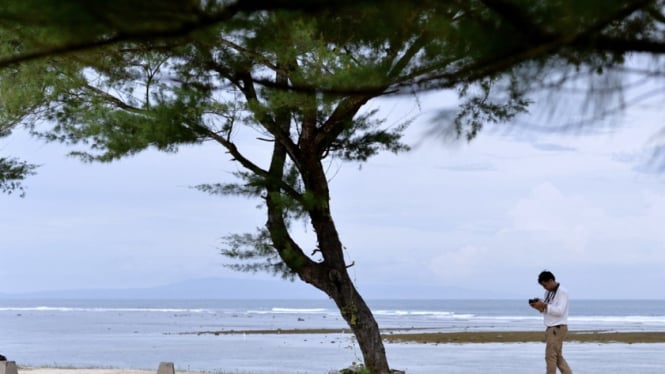 Pantai Surf Surf By The Wave, Kawasan Kura Kura Bali, Denpasar (Doc: Antara Foto)