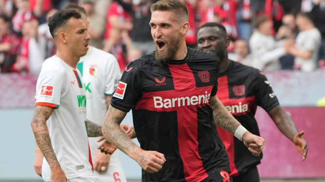 Pemain Bayer Leverkusen, Robert Andrich rayakan gol.