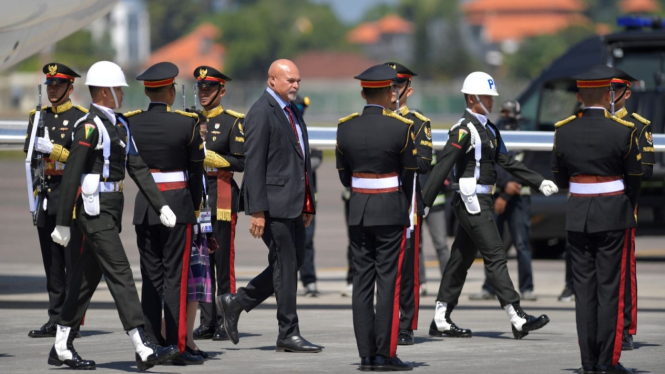 Wakil Perdana Menteri Papua Nugini John Rosso (tengah) berjalan setibanya di terminal VVIP I Bandara I Gusti Ngurah Rai Bali - Sumber Foto:  Dokumen Media Center World Water Forum 2024