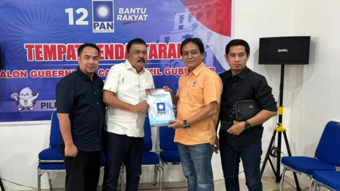 Tim Bobby Nasution saat mengambil formulir pendaftaran Bacalon Gubernur Sumut 2024 ke Kantor DPW PAN Sumut, di Kota Medan.(istimewa/VIVA)