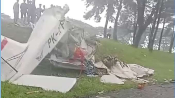 Sebuah pesawat dengan kode ekor PK-IFP jatuh di lapangan Sunburst BSD, Kecamatan Serpong, Tangerang Selatan, provinsi Banten, Minggu, 19 Mei 2024.