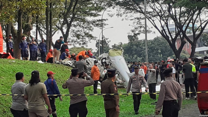 Sebuah pesawat dengan kode ekor PK-IFP jatuh di lapangan Sunburst BSD, Kecamatan Serpong, Tangerang Selatan, provinsi Banten, Minggu, 19 Mei 2024.