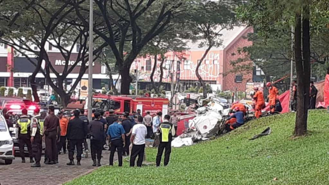 Sebuah pesawat dengan kode ekor PK-IFP jatuh di lapangan Sunburst BSD, Kecamatan Serpong, Tangerang Selatan, provinsi Banten, Minggu, 19 Mei 2024.
