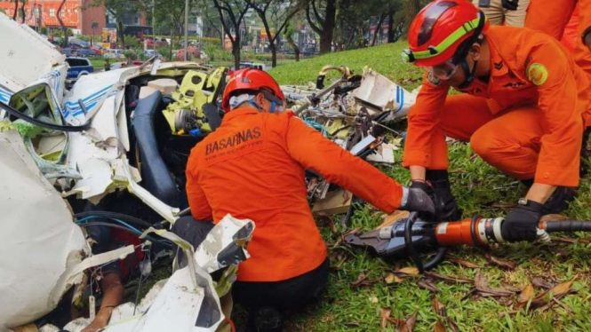 Sebuah pesawat dengan kode ekor PK-IFP jatuh di lapangan Sunburst BSD, Kecamatan Serpong, Tangerang Selatan, provinsi Banten, Minggu, 19 Mei 2024.