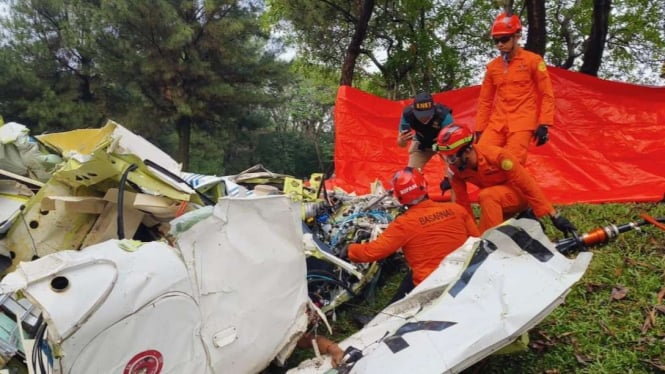 Sebuah pesawat dengan kode ekor PK-IFP jatuh di lapangan Sunburst BSD, Kecamatan Serpong, Tangerang Selatan, provinsi Banten, Minggu, 19 Mei 2024.