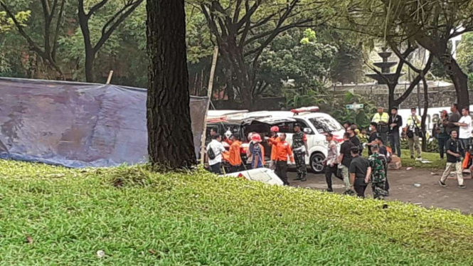 Petugas gabungan melakukan evakuasi pada korban pesawat jatuh di Lapangan Sunburst, Kecamatan Serpong, Kota Tangerang Selatan, Banten, Minggu siang, 19 Mei 2024.