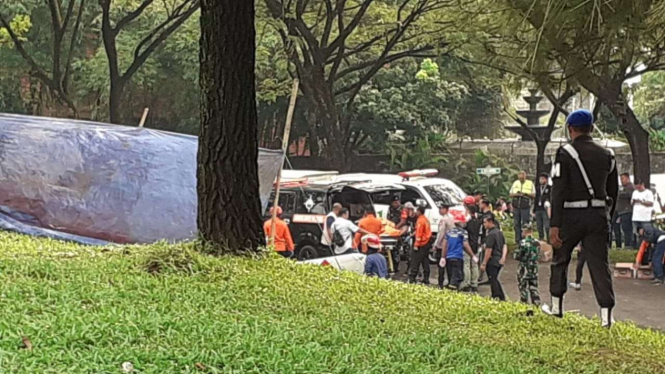 Petugas gabungan melakukan evakuasi pada korban pesawat jatuh di Lapangan Sunburst, Kecamatan Serpong, Kota Tangerang Selatan, Banten, Minggu siang, 19 Mei 2024.
