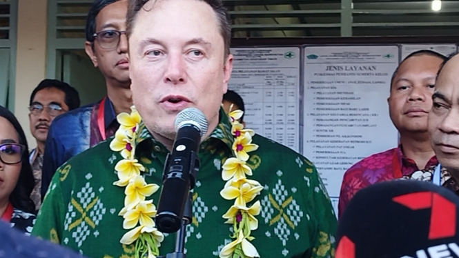 Pendiri SpaceX dan Tesla Inc. Elon Musk meluncurkan dan meresmikan layanan internet Starlink di Puskesmas Sumerta Kelod Denpasar, Bali, Minggu, 19 Mei 2024.