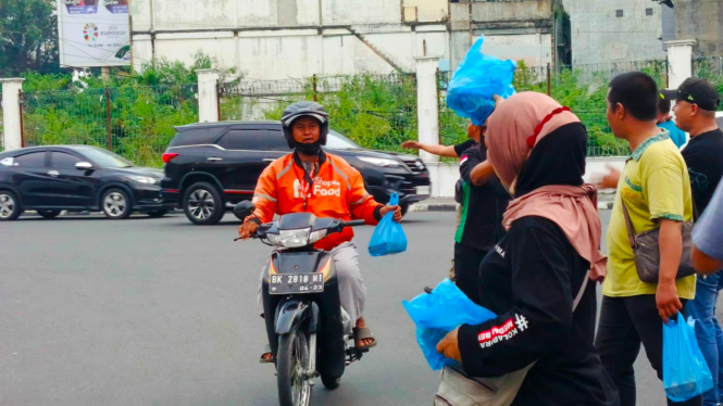 Komunitas ojol Medan borong martabak Ponimin dan dibagikan kepada pengguna jalan.(B.S.Putra/VIVA)