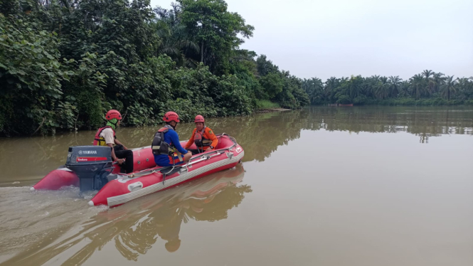 Proses pencarian korban hanyut saat digerebek polisi di Sungai Batang Serangan, Kabupaten Langkat.(dok Basarnas Medan)