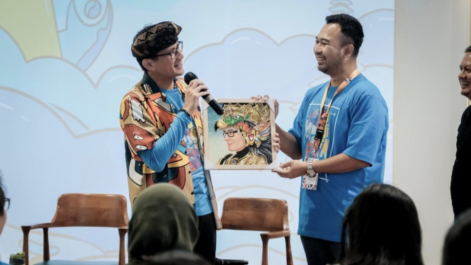 Menparekraf Sandiaga Salahuddin Uno saat menghadiri kegiatan Nemuin Komunitas di Superlative Gallery, Bali. Sumber  Foto: Birkom Parekraf