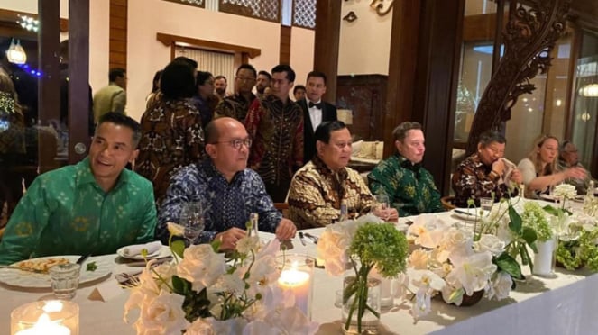 O momento em que o presidente eleito da Indonésia, Prabowo Subianto, se encontrou com o fundador da SpaceX e da Tesla Inc, Elon Musk, em Bali (fonte: captura de tela enviada por @anindyabakrie no Instagram)