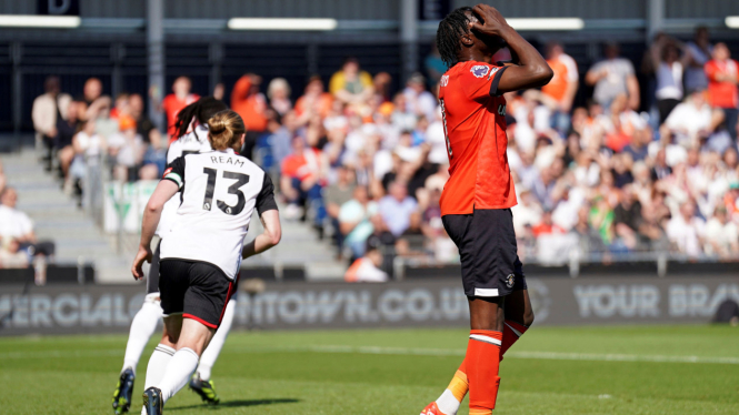 Pemain Luton Town, Elijah Adebayo (kanan)